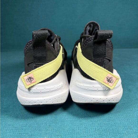 Size 12 - Men’s Nike Huarache Type Shoes - Picture 2 of 9